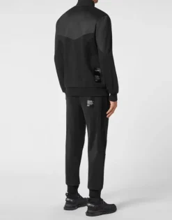 Tracksuit: Zip-up Jacket + jogging pants Statement